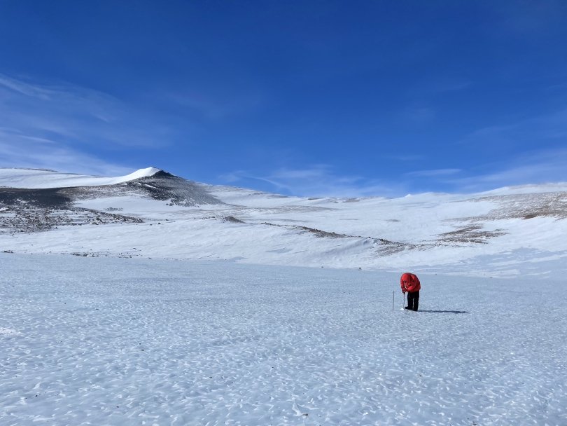 The journey from the campsite to the ice core drilling station takes ten to 40 minutes, via a snowmobile