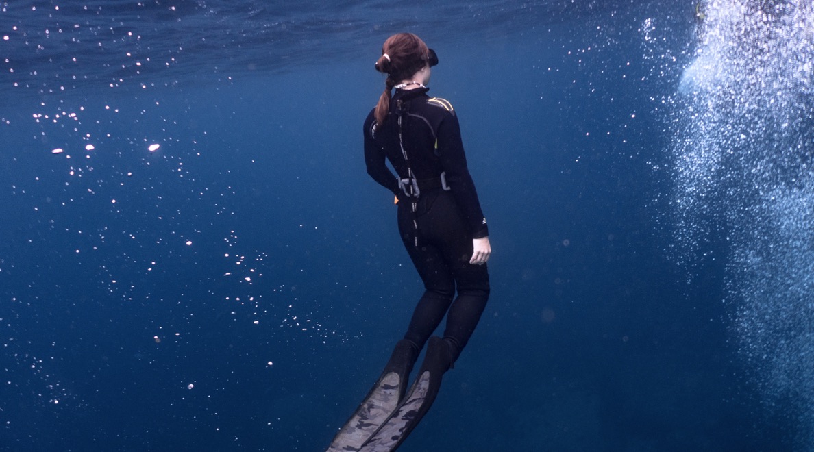 Cece King ’23 takes part in an underwater shoot near Robinson Crusoe Island. (Photo by Nacho Fuentes)