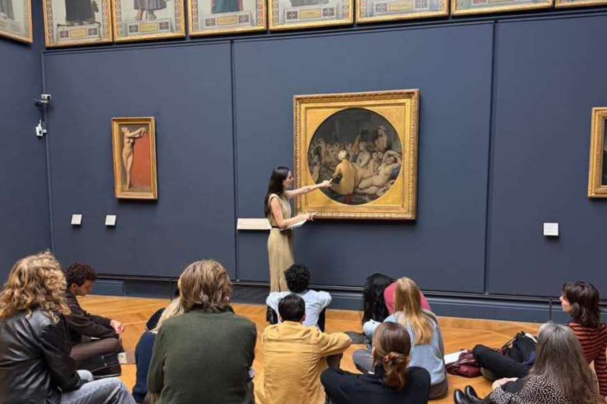 Maria Trybus ’26 discusses "The Turkish Bath" (1862) by Jean-Auguste-Dominique Ingres at the Louvre.