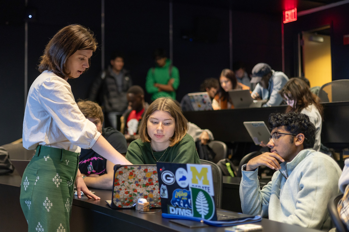 Professor Elsa Voytas teaches Introduction to Data Analysis this past fall.